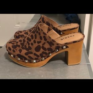 Platform leopard print shoe
